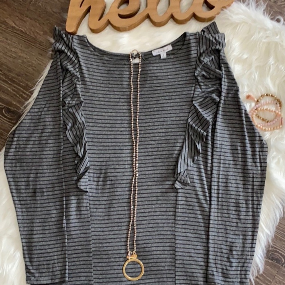4/$30 Ladies Ruffled Long Sleeve Top LIKE NEW